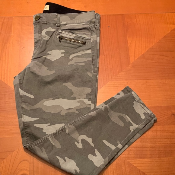 Democracy light olive Fabric Accent - Picture 2 of 9